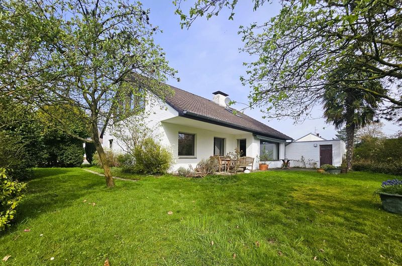 Freistehendes Ein - Zweifamilienhaus in sehr guter Lage - mit jeder Menge Potential